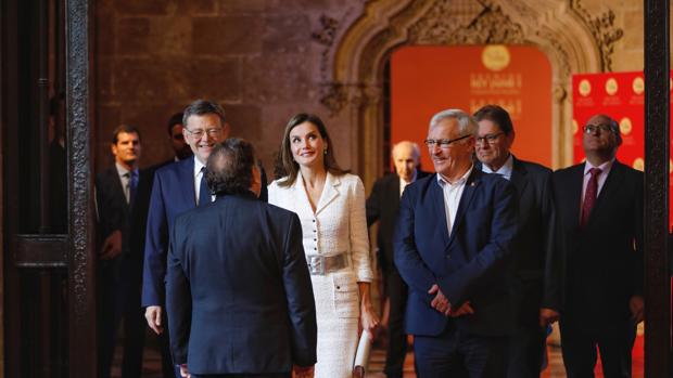 Una ovación cerrada en recuerdo al Rey en el primer acto oficial de la Corona tras la aplicación del 155