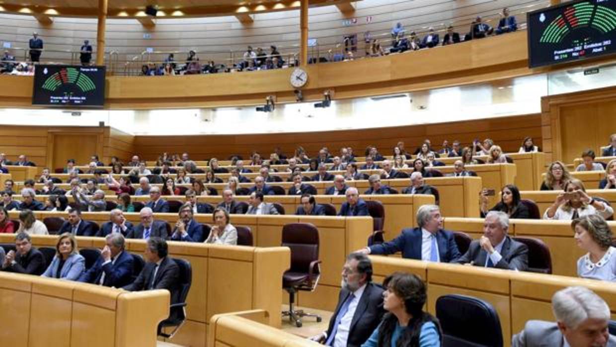 Mariano Rajoy y Soraya Sáez de Santamía tras la votación del pleno del Senado