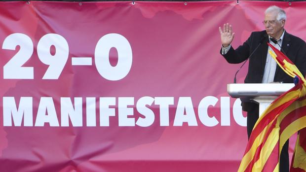 Iceta ofreció a Borrell ir de número 3 en la lista del PSC, pero el exministro lo rechazó