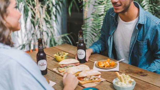 Cerveza Turia lleva «A la Taula» la pataqueta de l’horta de Valencia