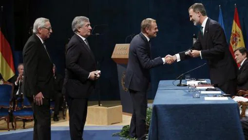 Tusk,Tajani y Juncker, al recibir el Princesa de Asturias de la Concordia de manos del Rey