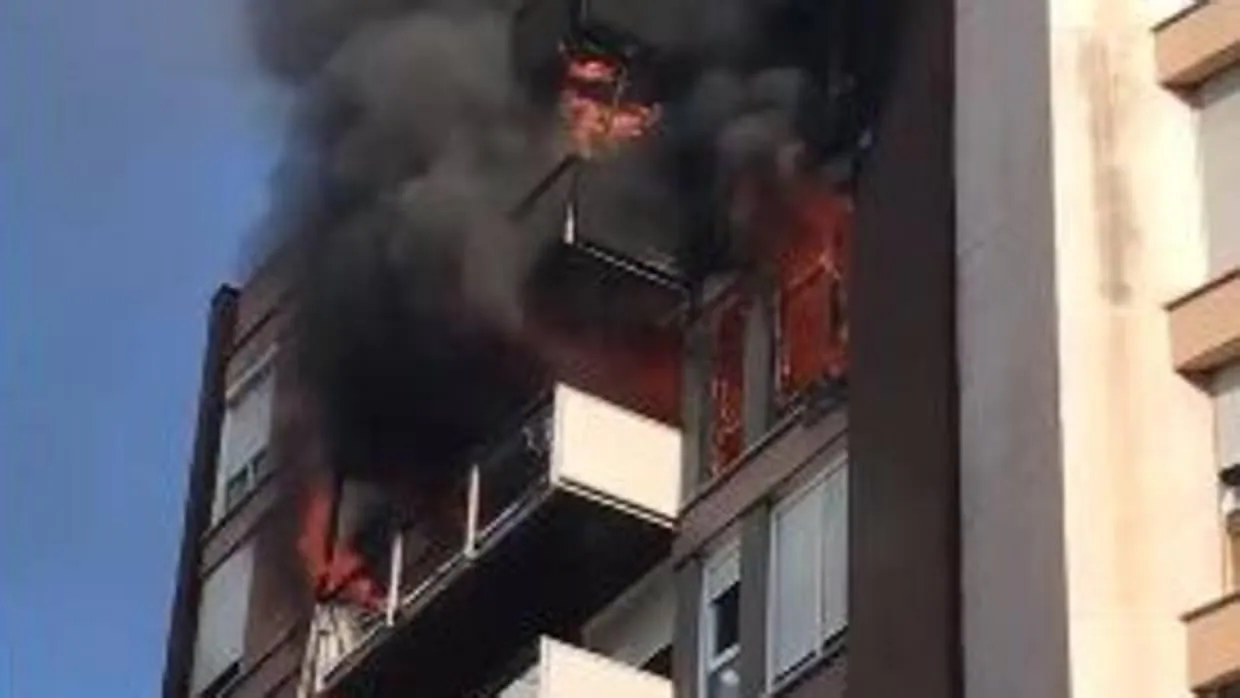 Incendio en la sexta planta de un edificio en Barcelona