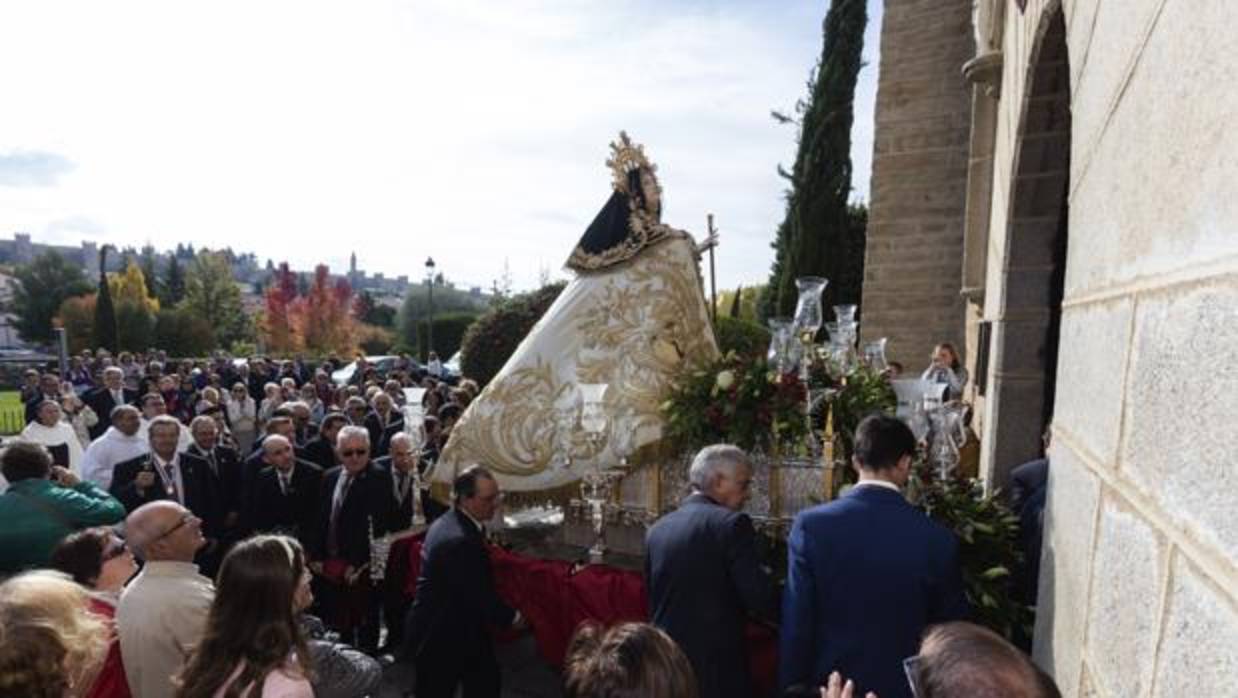 La imagen de Santa Teresa, a su llegada al Monasterio de la Encarnación