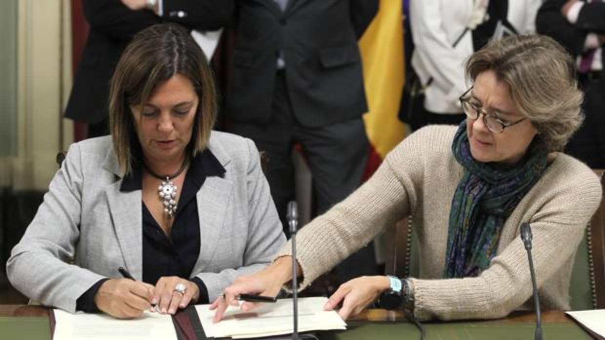 La consejera de Agricultura, Milagros Marcos, y la ministra, Isabel García Tejerina, firman el acuerdo