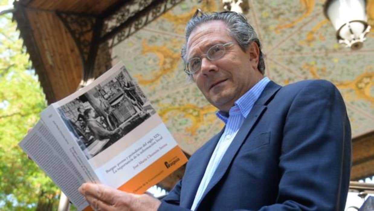 El periodista y profesor José María Chomón, con su obra
