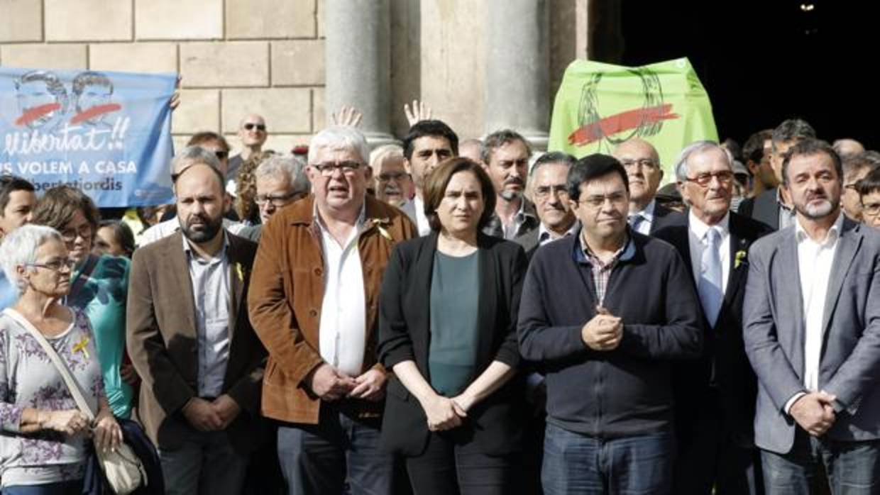Colau, esta mañana en la concentración en solidaridad con los políticos citados en Madrid