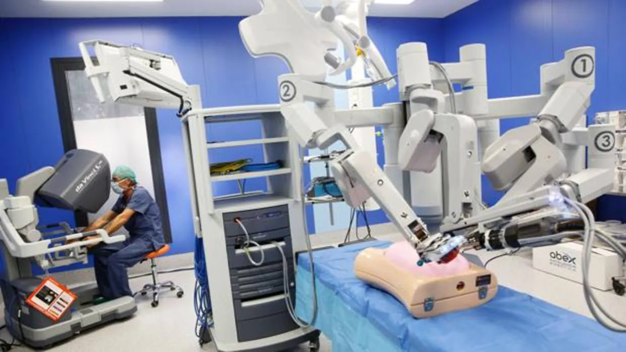 Así es «Da Vinci», el nuevo robot que ayuda a los cirujanos del Hospital General de Valencia