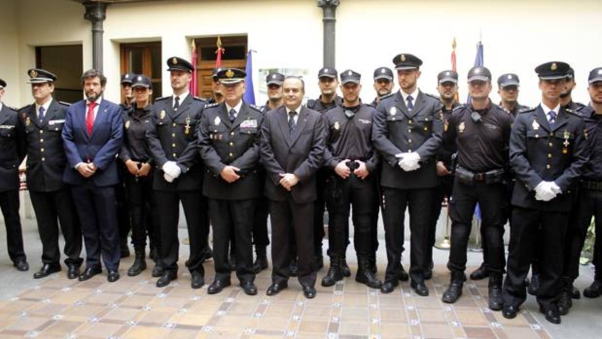 Gregorio, en el centro, con los policías condecorados, compañeros, mandos y el subdelegado del Gobierno en Toledo, Fernando Sanz