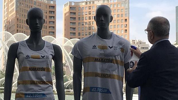 Así es «Valencia T-Sweat»: la camiseta del maratón que reacciona con el sudor y dibuja las calles de la ciudad