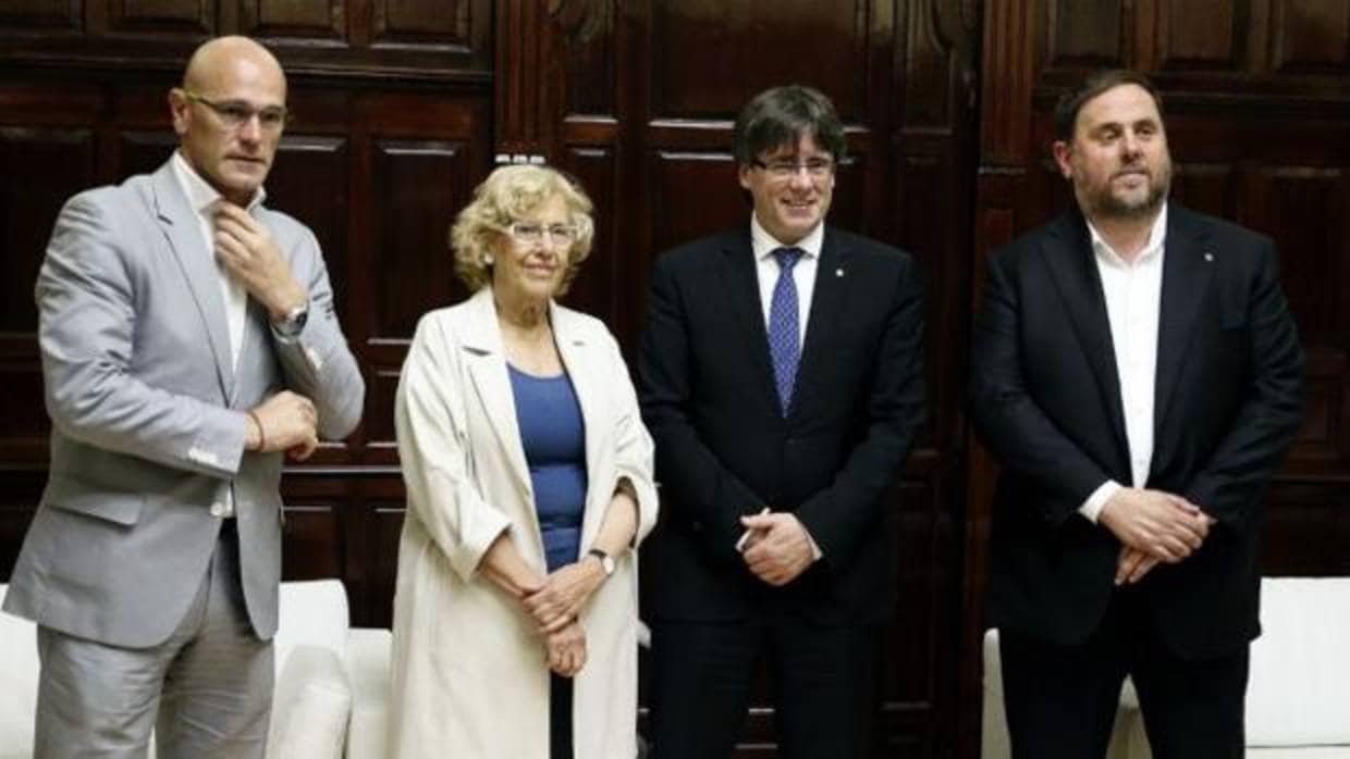 Manuela Carmena, junto a Raúl Romeva, Carles Puigdemont y Oriol Junqueras