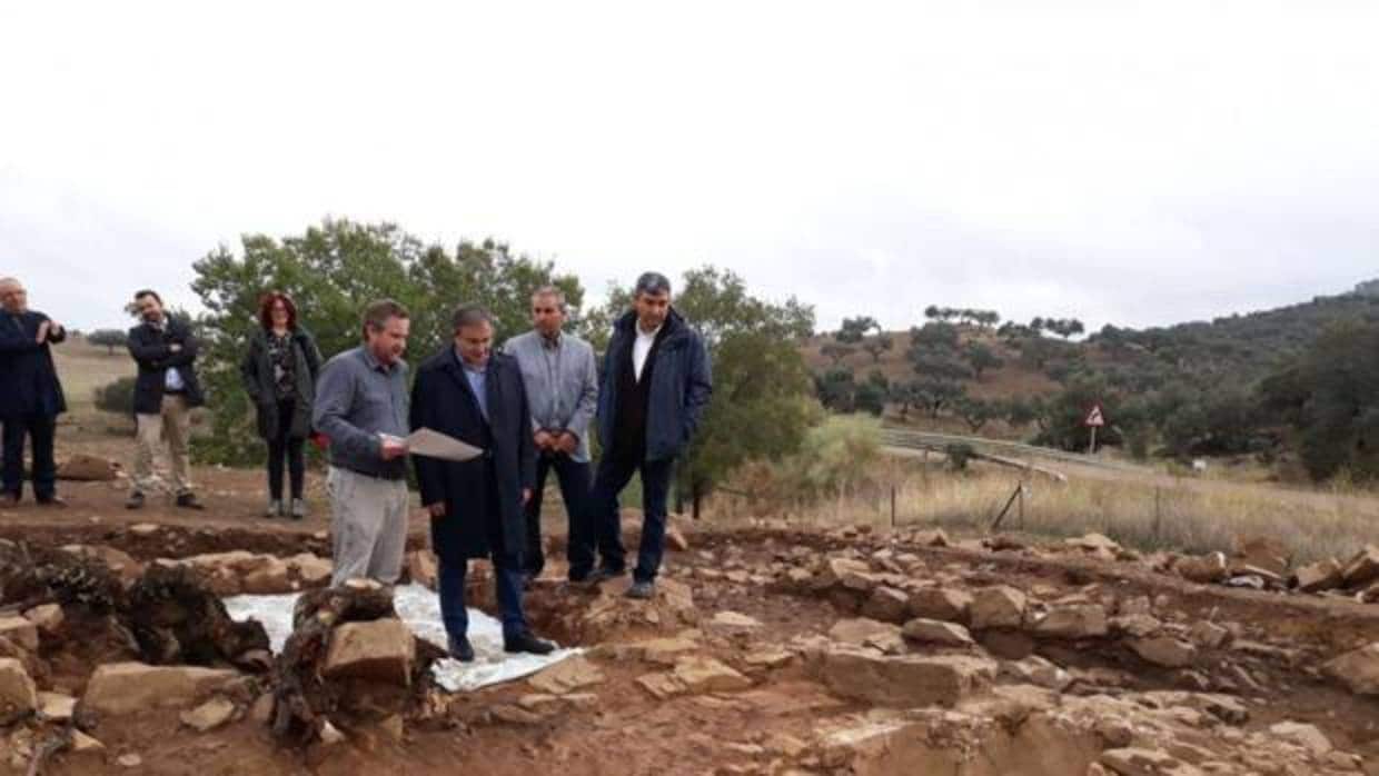 Jesús Carrascosa visitó este viernes el yacimiento visigodo junto al alcalde de Almadén