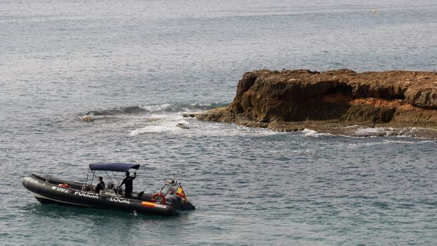 Rescatan a once inmigrantes tras llegar en una patera a aguas alicantinas