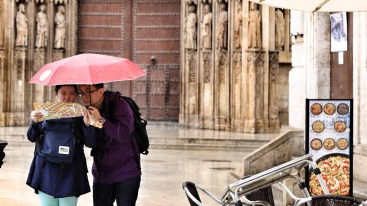 Imagen de archivo de dos turistas tomada en el centro de Valencia