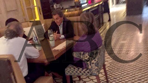 Artur Mas, de cena en una «rotisserie» ajeno a los horarios carcelarios