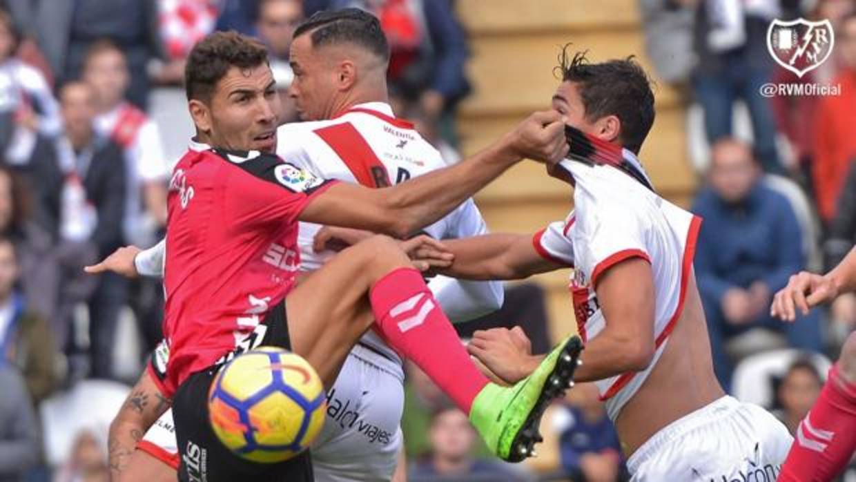 En el inicio del partido, el albaceteño Gálvez remató de cabeza al poste