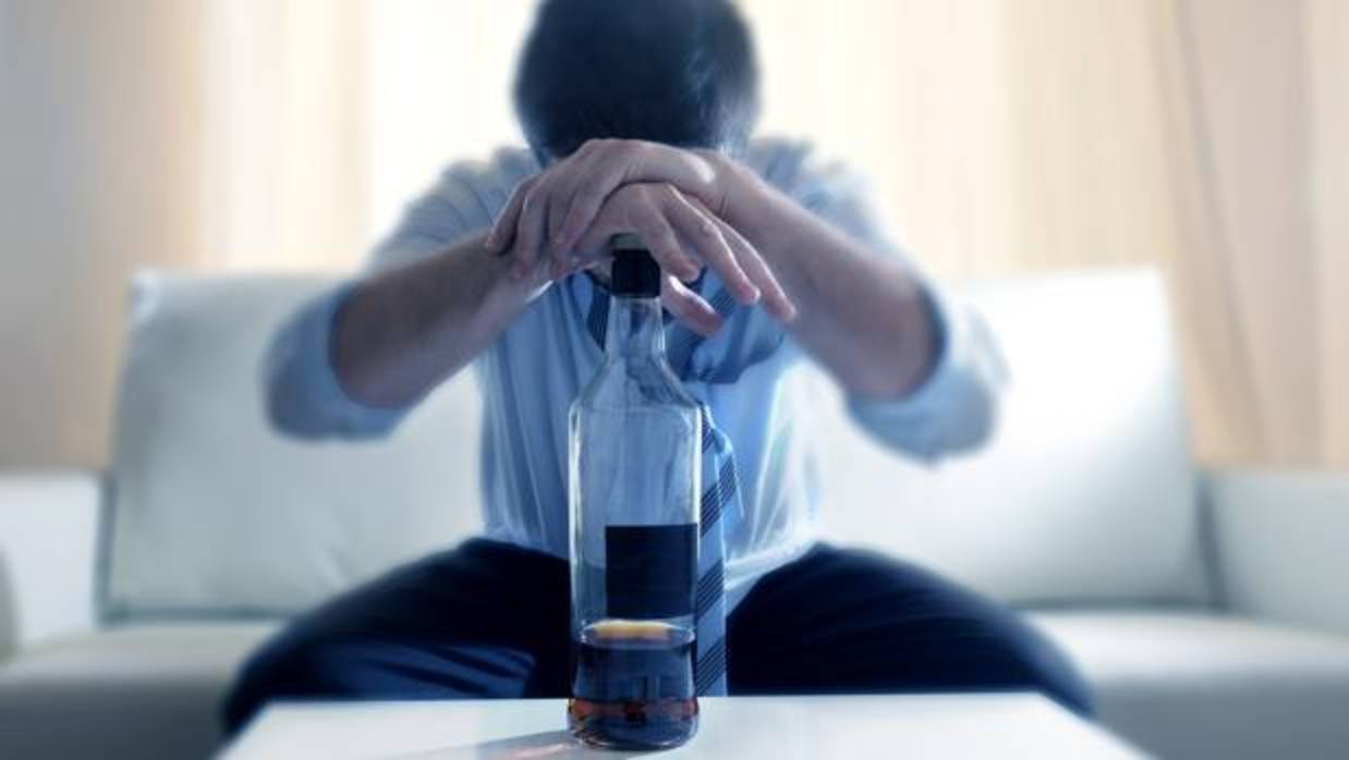 El perfil más común de personas alcohólicas es el de hombres de un 45 años, con familia y baja formación