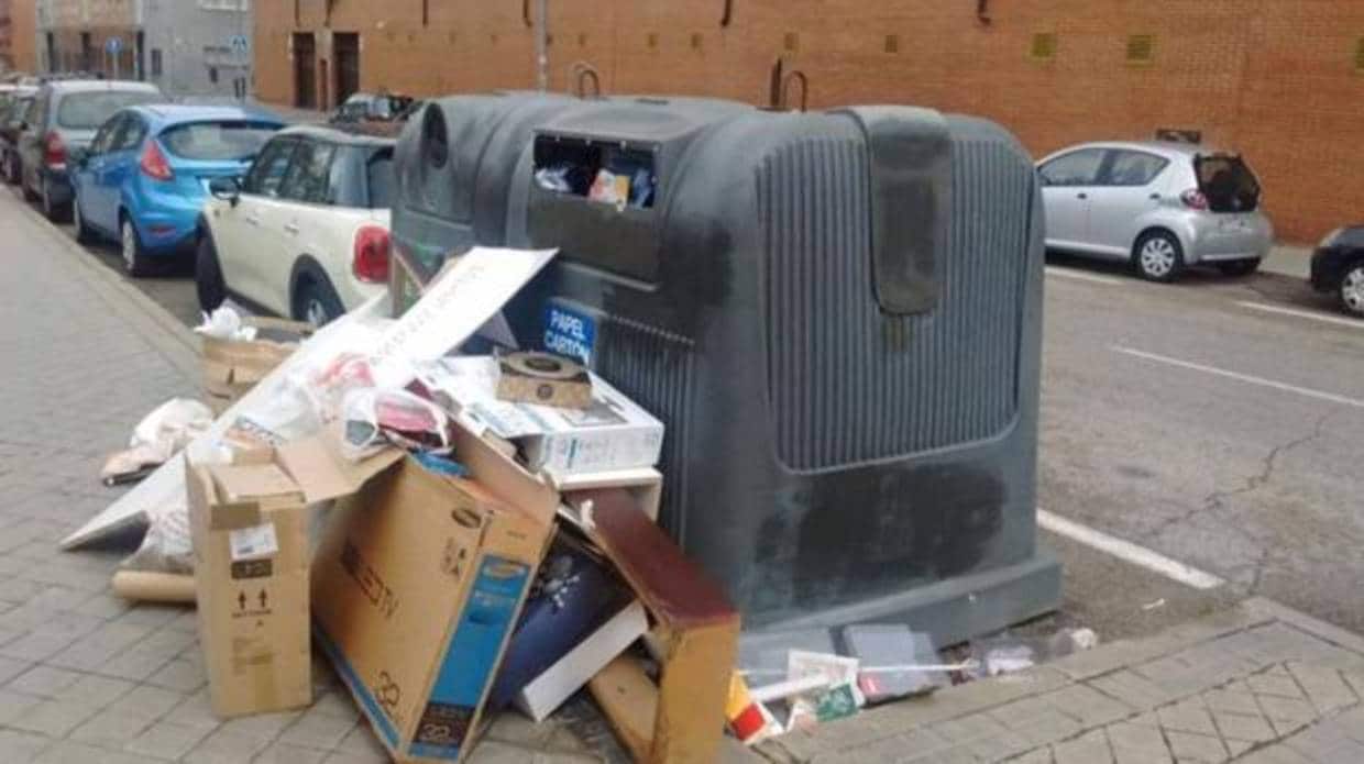 Varios contenedores de Madrid con basura acumulada durante la última huelga de basuras