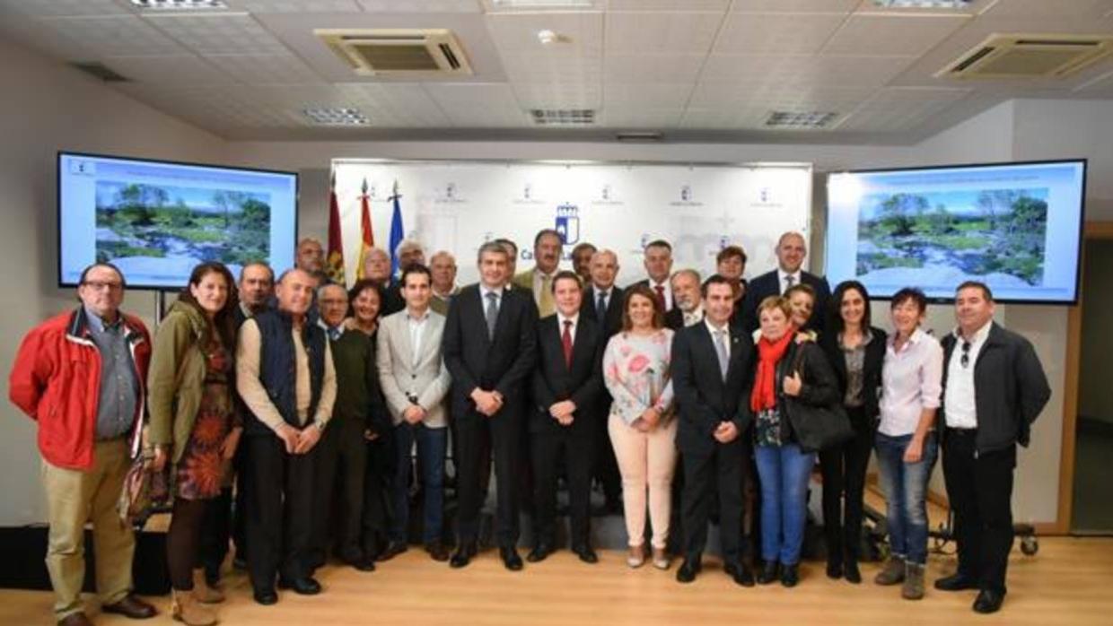 García-Page, García Élez y Gutiérrez con alcaldes y concejales de la comarca de la Sierra de San Vicente