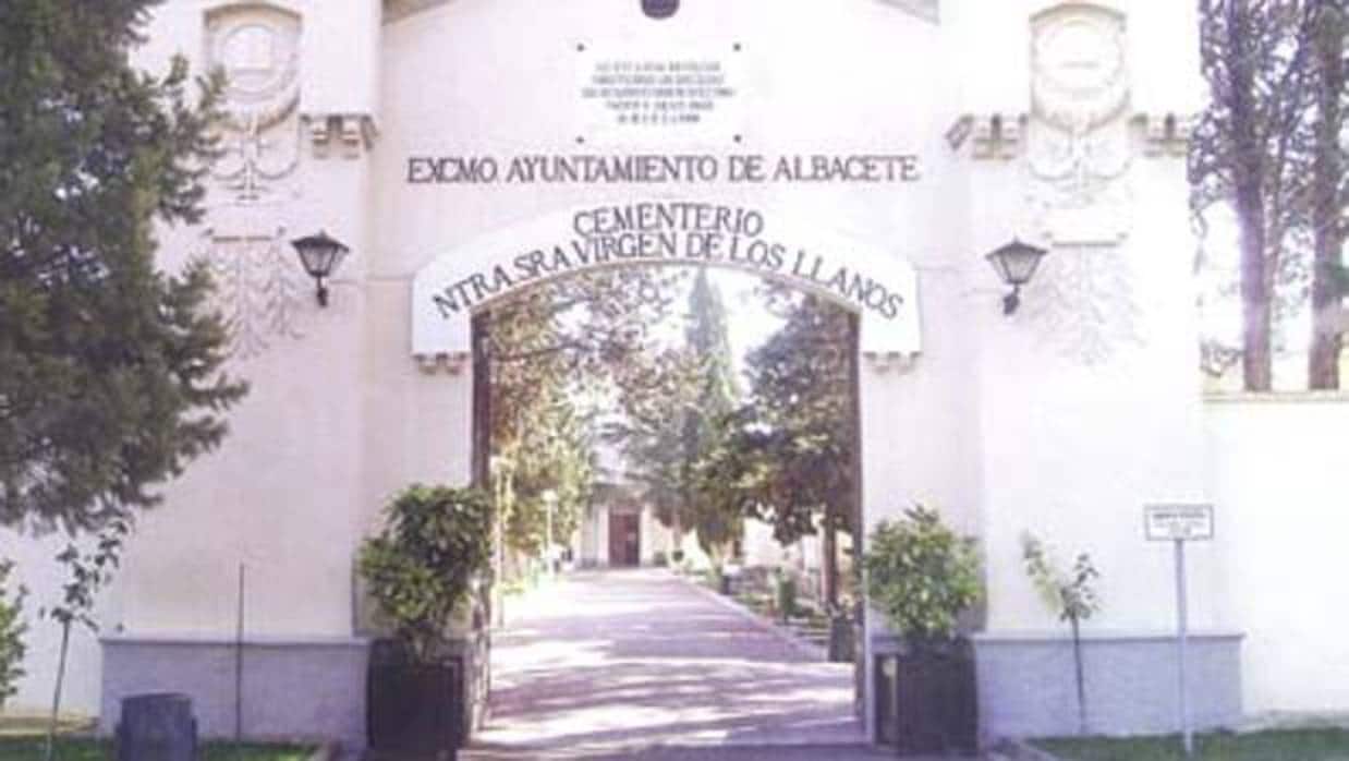 Entrada al cementerio de Albacete