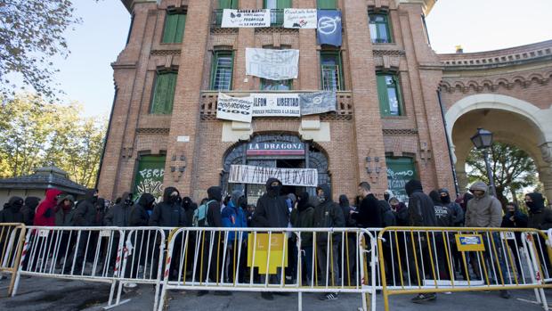 Los okupas se atrincheran en La Dragona e ignoran la orden de desalojo del Ayuntamiento