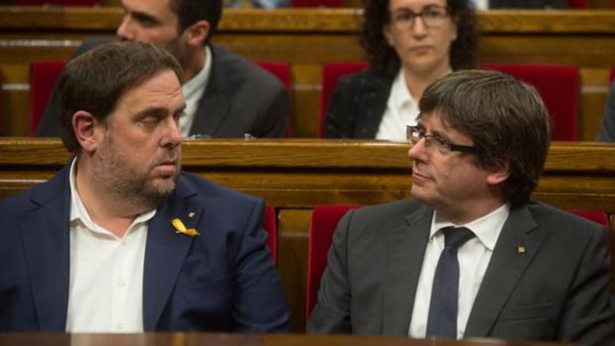 Junqueras y Puigdemont, sentados juntos en el Parlament el día 26