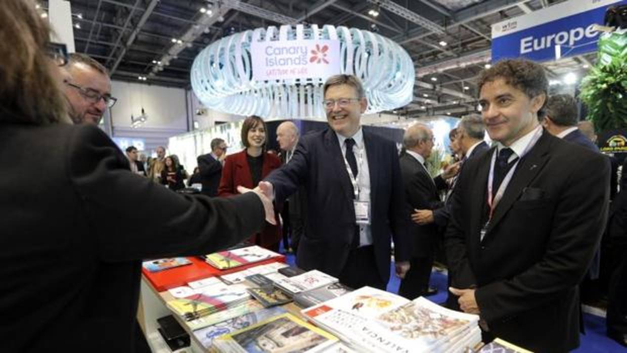 Ximo Puig visitando el stand de la Comunidad Valenciana en la feria de turismo de Londres, este lunes