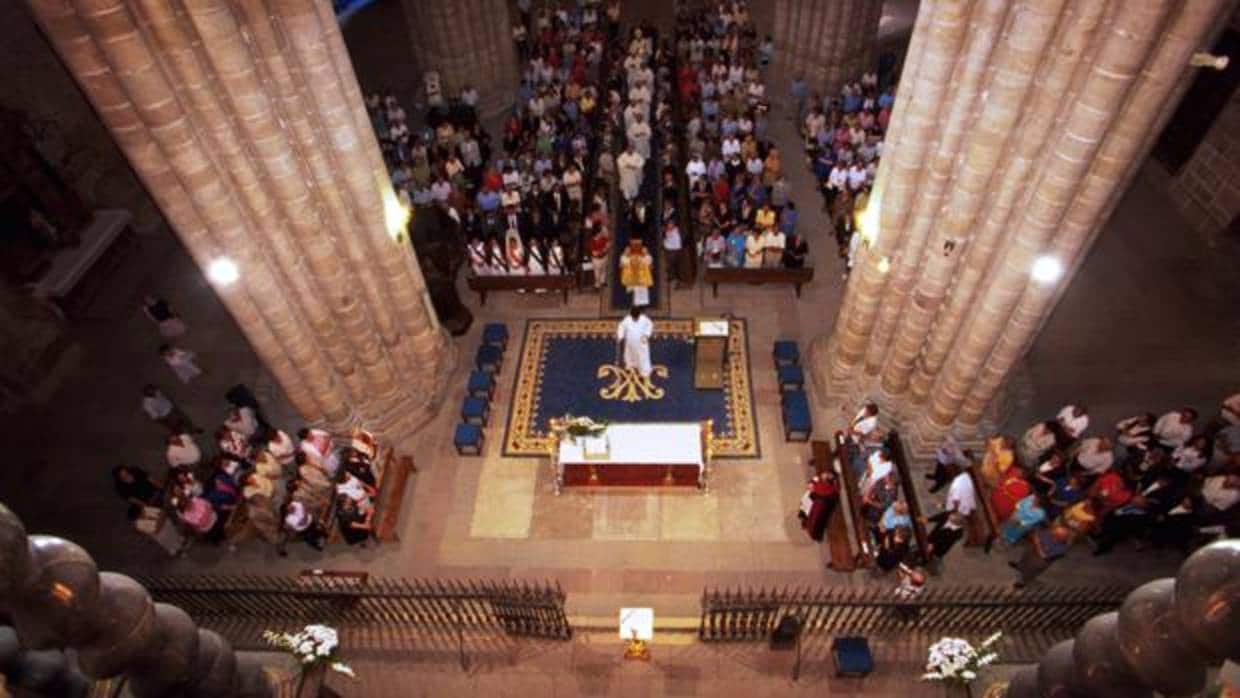 Vista cenital de la catedral de Sgüenza, durante una celebración