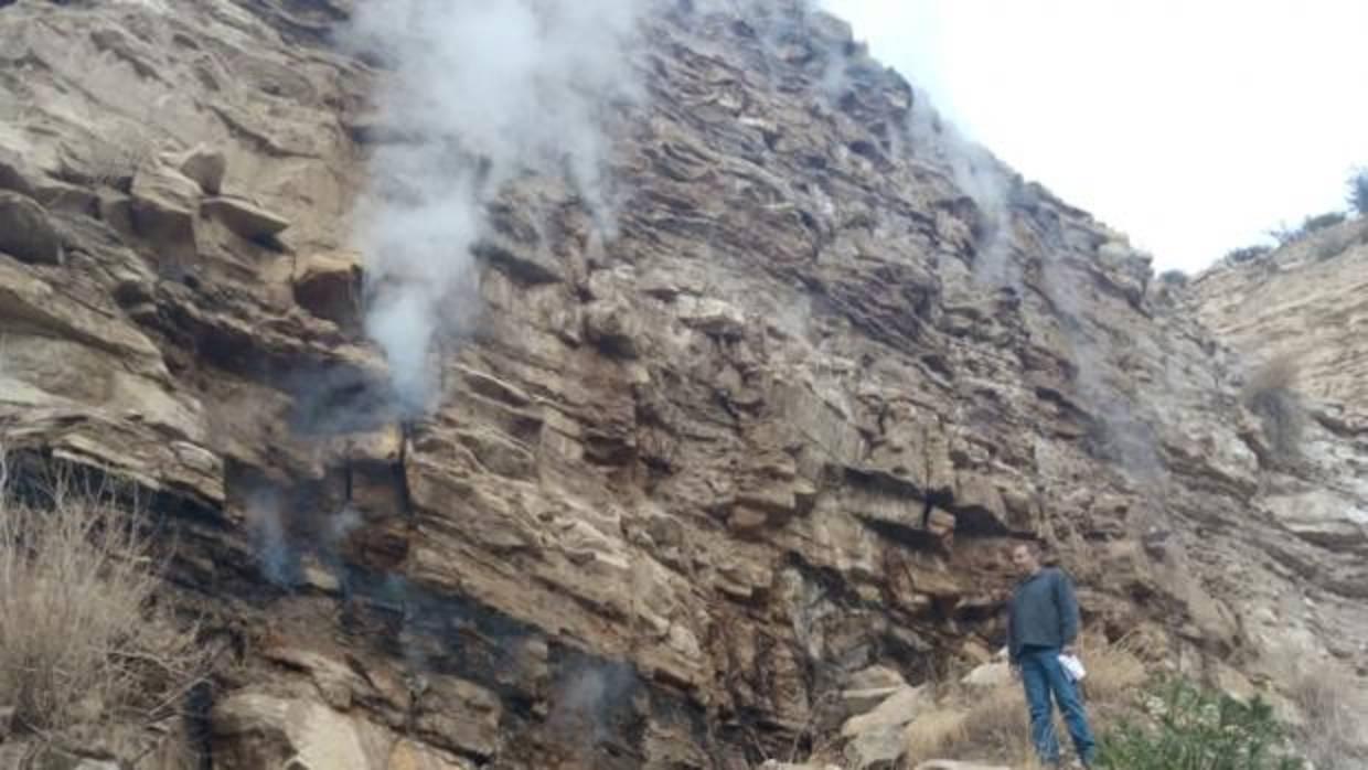 «Chimenea» abierta en el terreno por el incendio de la mina abandonada de carbón de Mequinenza