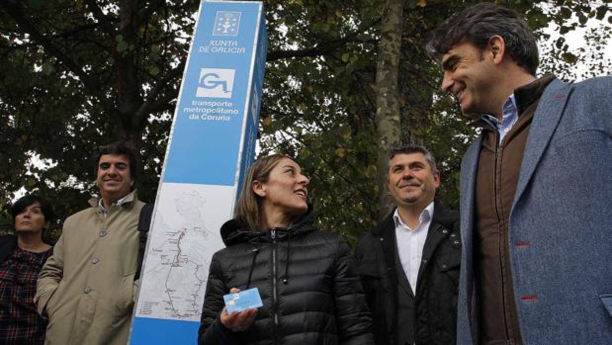 Ethel Vázquez (c), ayer en Oleiros en el estreno de las nuevas rutas