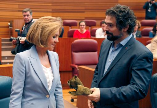 La ministra Dolores de Cospedal observa el «regalo» de Sarrión