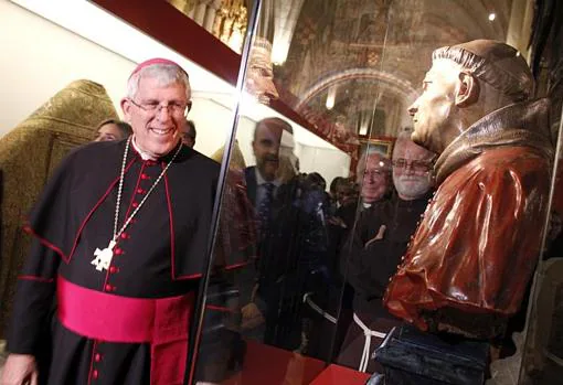 El arzobispo, con un busto del cardenal Cisneros