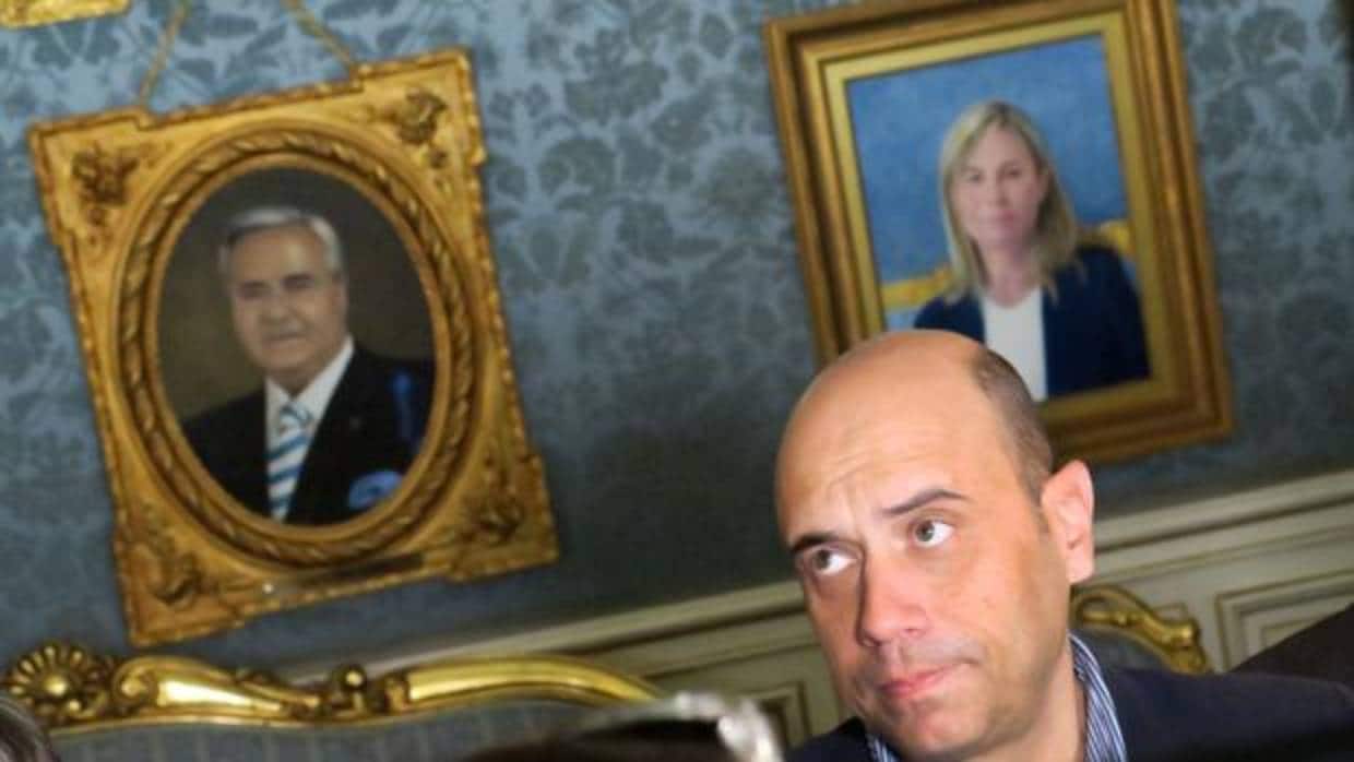 Imagen de Echávarri ante los retratos de los dos últimos alcaldes de Alicante