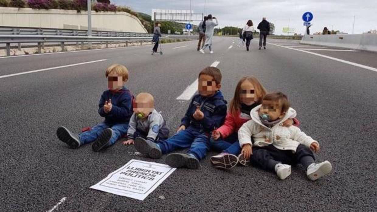 Menores en el corte de la auttopista C-32 en Mataró