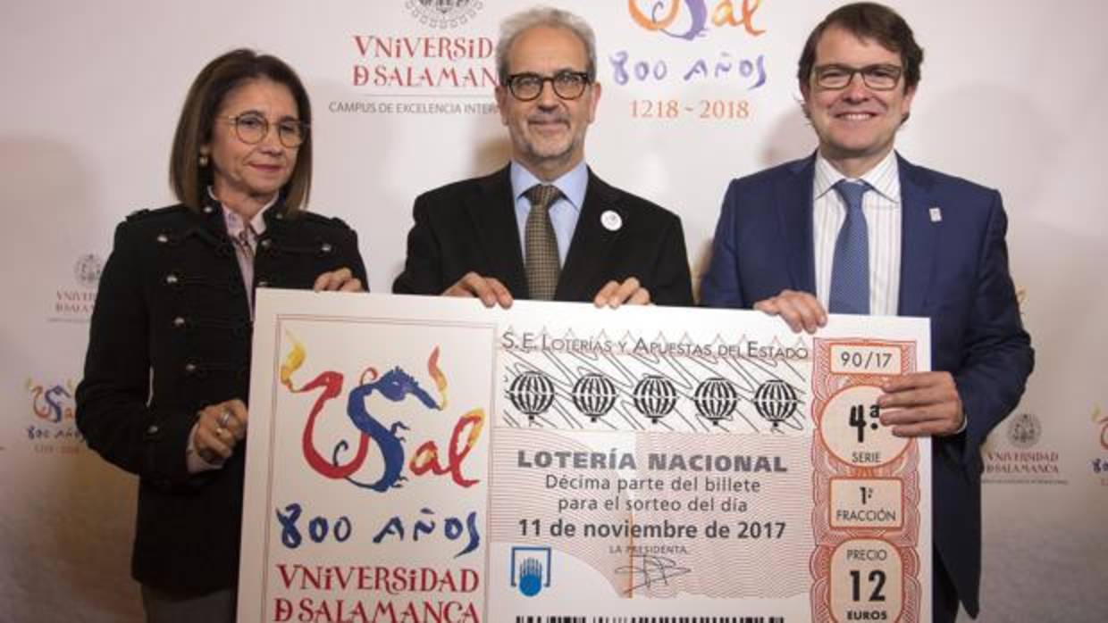 La presidenta de Loterías y Apuestas del Estado, Inmaculada García, el alcalde de Salamanca, Alfonso Fernández Mañueco, y el rector de la Universidad de Salamanca, Daniel Hernández Ruipérez, presentan el sorteo de la Lotería Nacional que se celebra el próximo sábado, 11 de noviembre