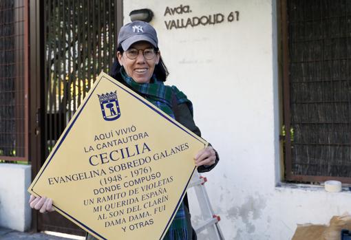 La hermana de la cantante Cecilia, Teresa Sobredo Galanes, sostiene la placa frente a la casa donde vivieron