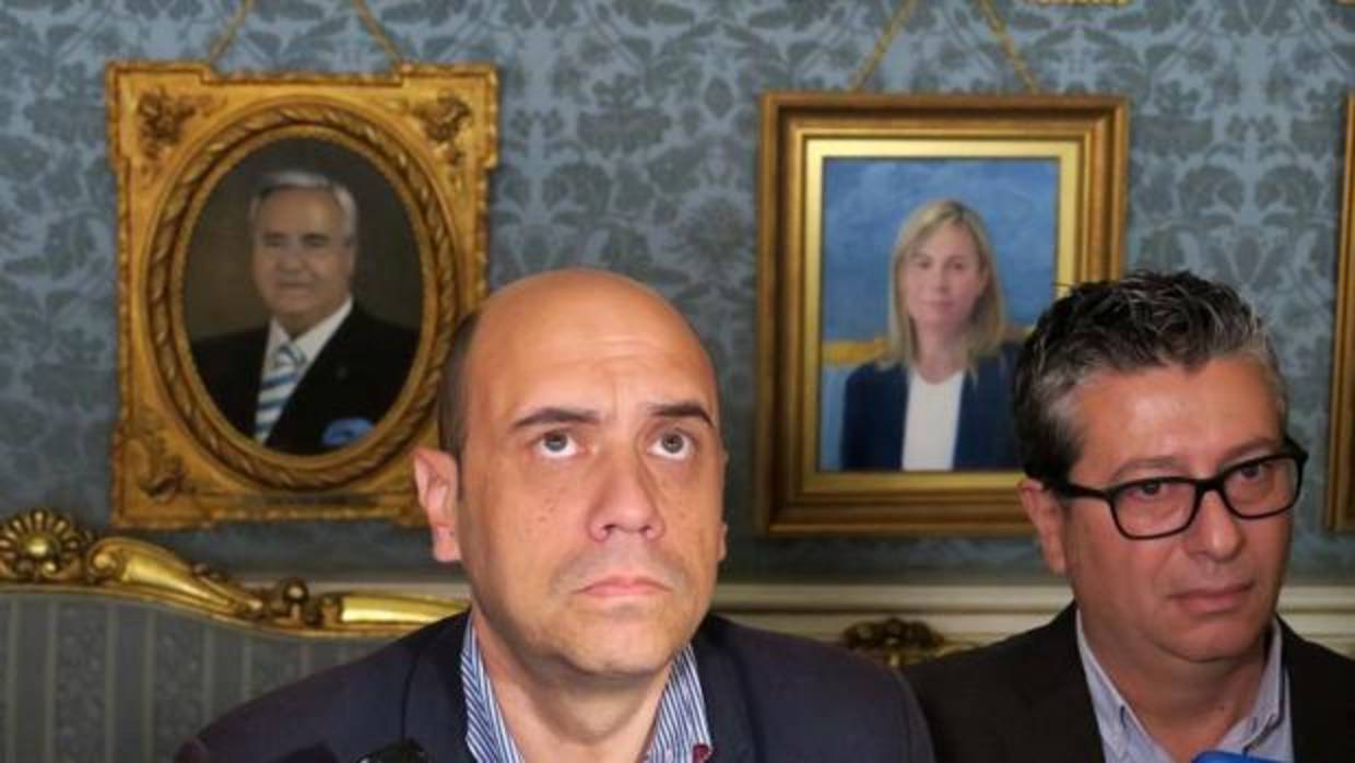 Gabriel Echávarri, con los retratos de los exalcaldes Luis Díaz Alperi y Sonia Castedo detrás