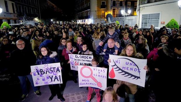 Una multitud de 1.500 personas se manifiesta en Elda en repulsa por la muerte a tiros de una mujer