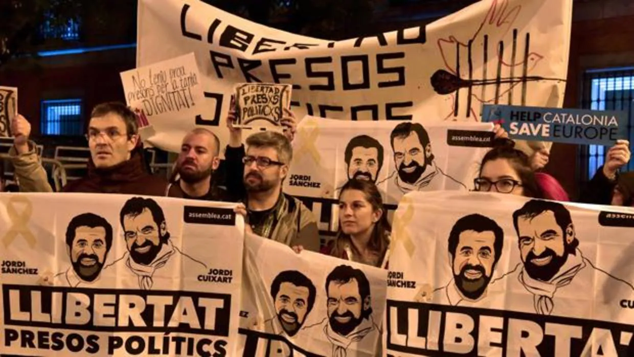 Manifestantes piden la liberación de Jordi Sánchez y Jordi Cuixart