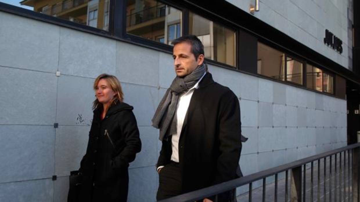 Profesores salen de un juzgado de Cataluña tras declarar por un posible delito de odio