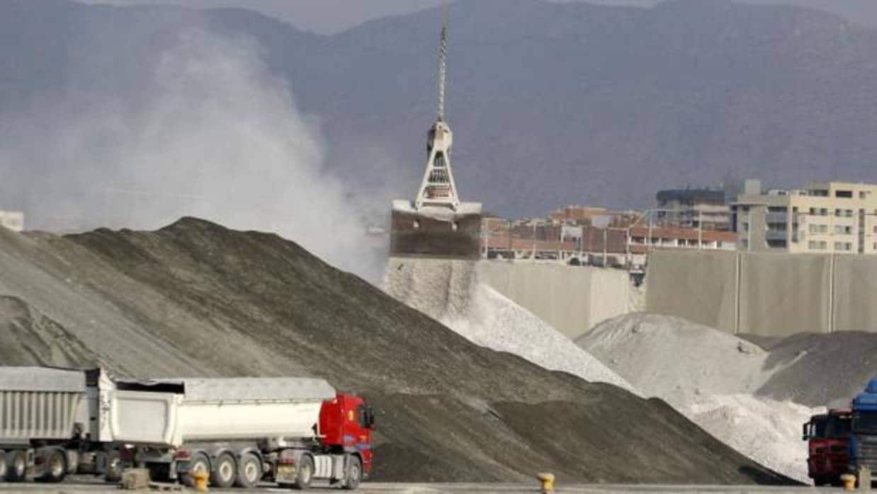 Polvareda levantada en una zona de graneles del puerto de Alicante