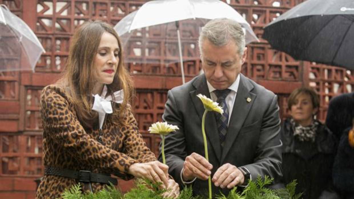 La presidenta del Parlamento vasco, Bakartxo Tejeria; junto al lendakari, Íñigo Urkullu