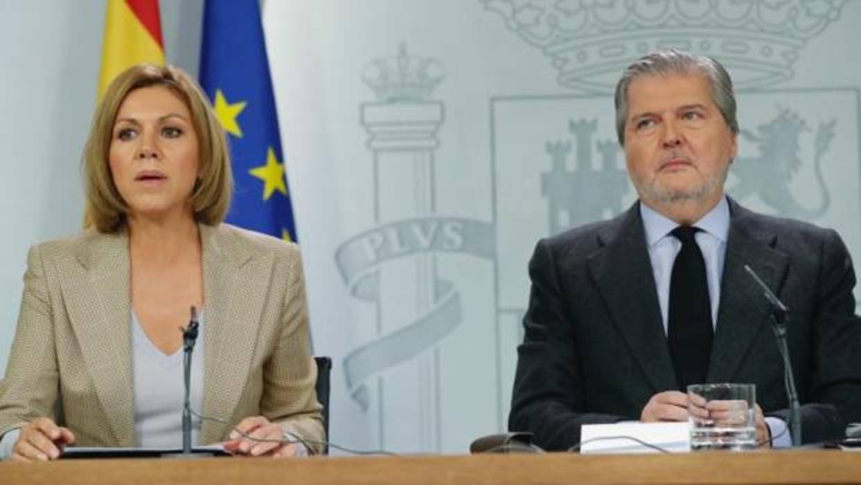 La ministra de Defensa, Mª Dolores de Cospedal, y el portavoz del Gobierno, Í. Méndez de Vigo