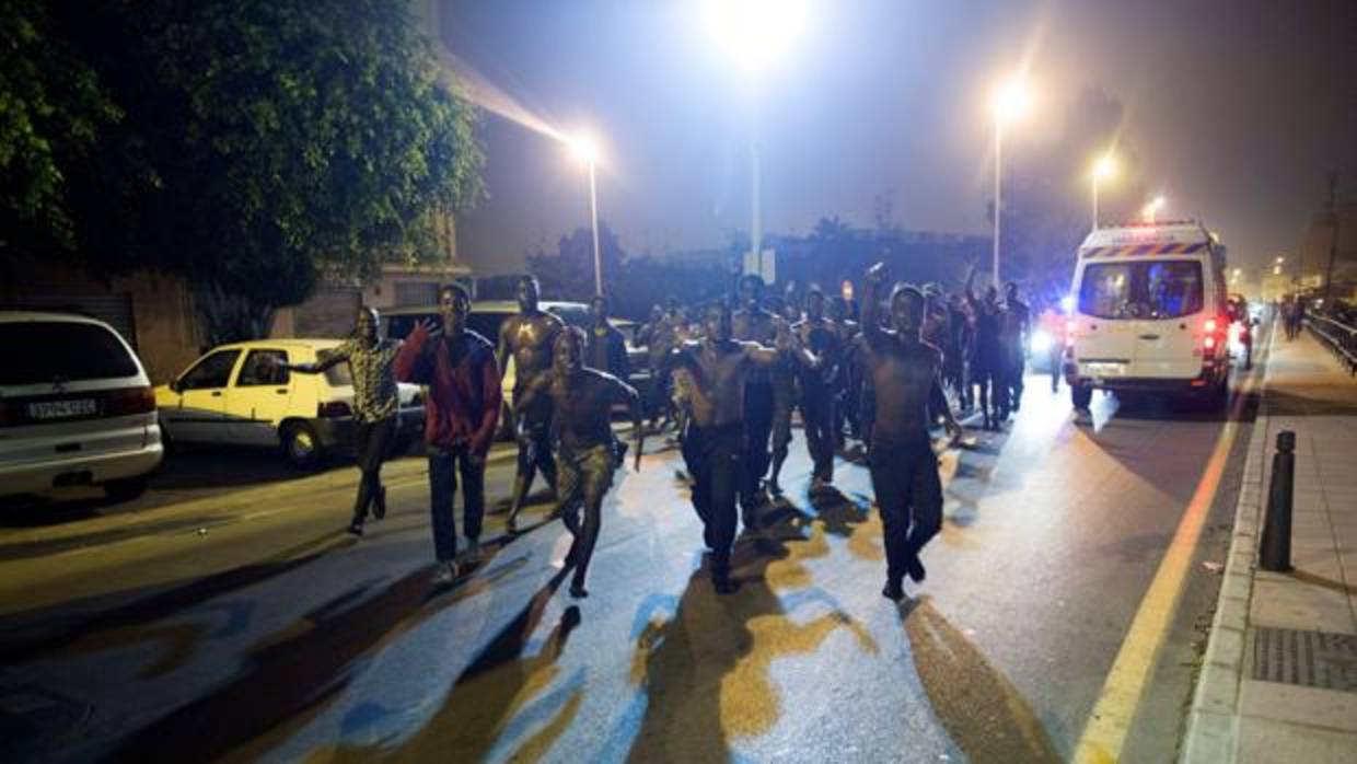 Marruecos frena un intento de 200 inmigrantes de saltar la frontera de Ceuta