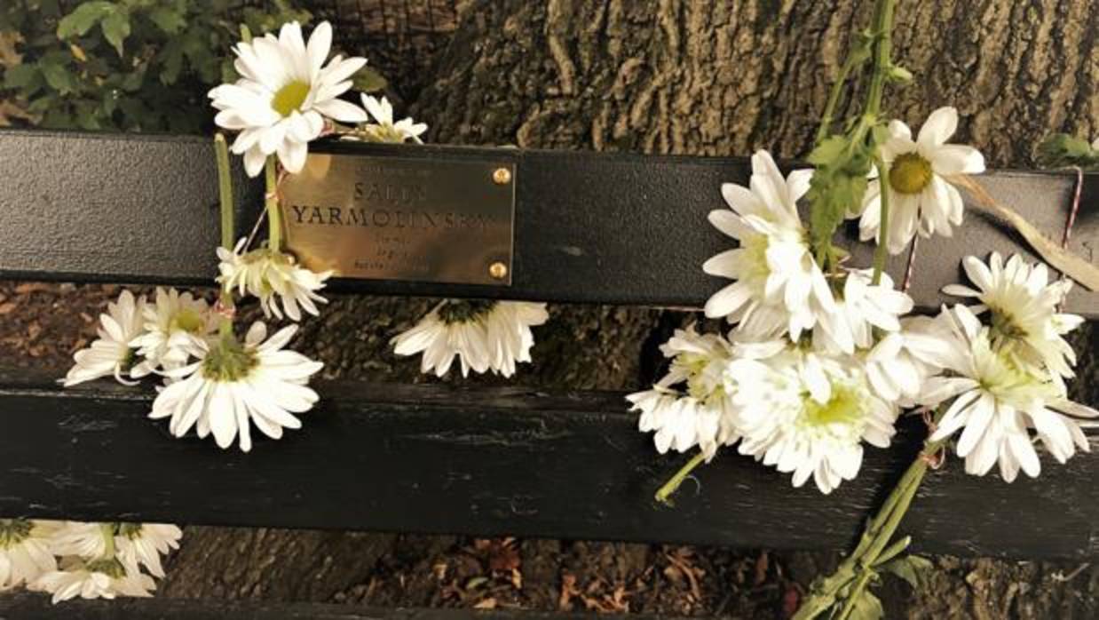 Placa en un banco de un parque de Nueva York