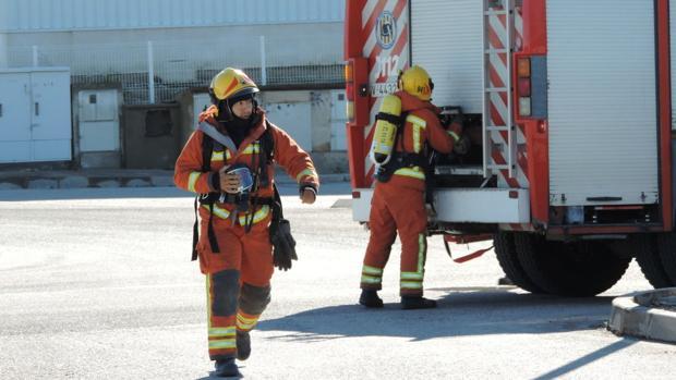 Los Bomberos liberan a un hombre atrapado en su coche tras caer por un puente desde quince metros