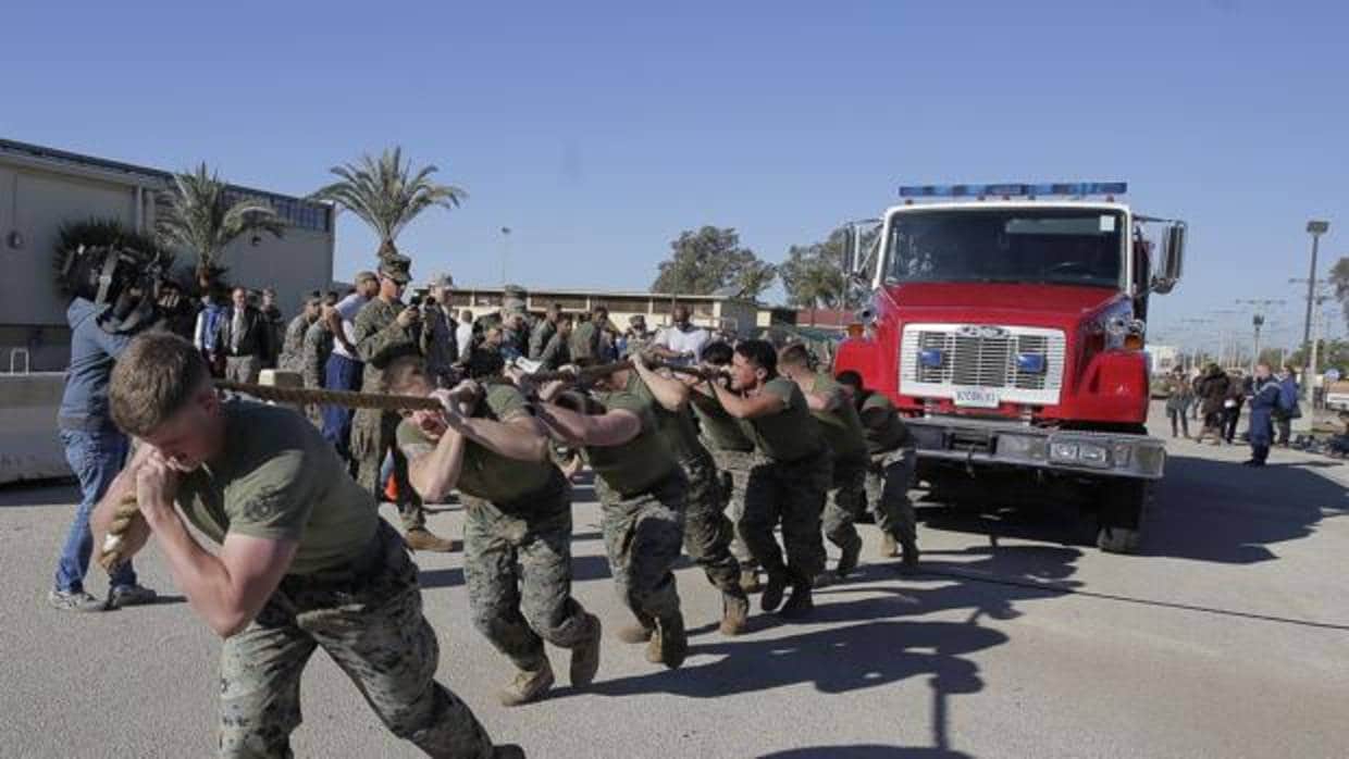 Militares tiran de un camión de bomberos durante la jornada de puertas abiertas en Morón