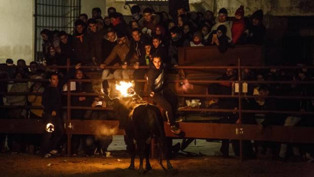 Un joven intenta encender las bolas