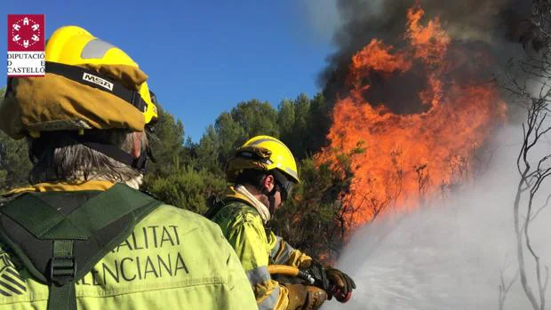 El fuerte viento complica la extinción de cuatro incendios simultáneos en la Comunidad Valenciana