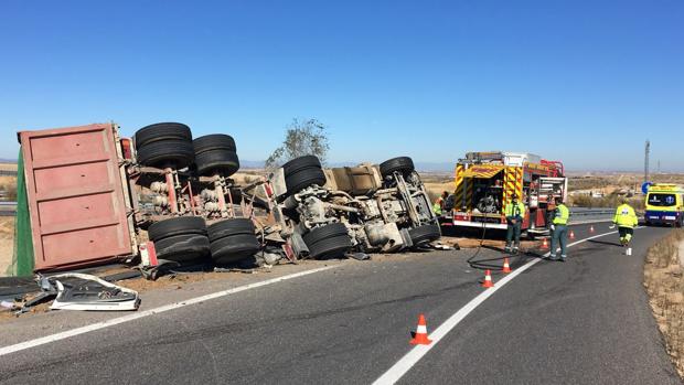 Muere un hombre de 42 años al volcar su camión