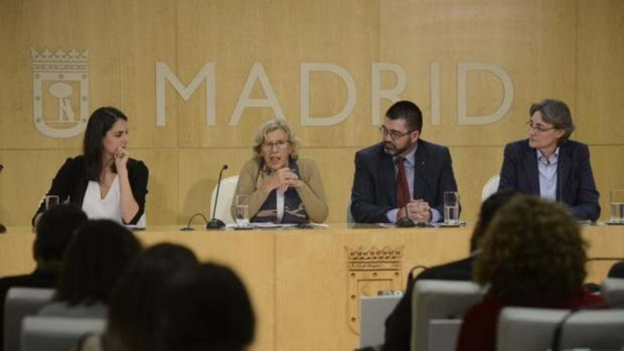 La alcaldesa de Madrid, Manuela Carmena, explica las medidas para cumplir con el Ministerio junto a Rita Maestre, Carlos Sánchez Mato y Marta Higueras